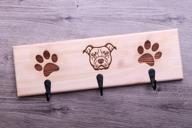 Věšák na obojky a vodítka - Amstaff