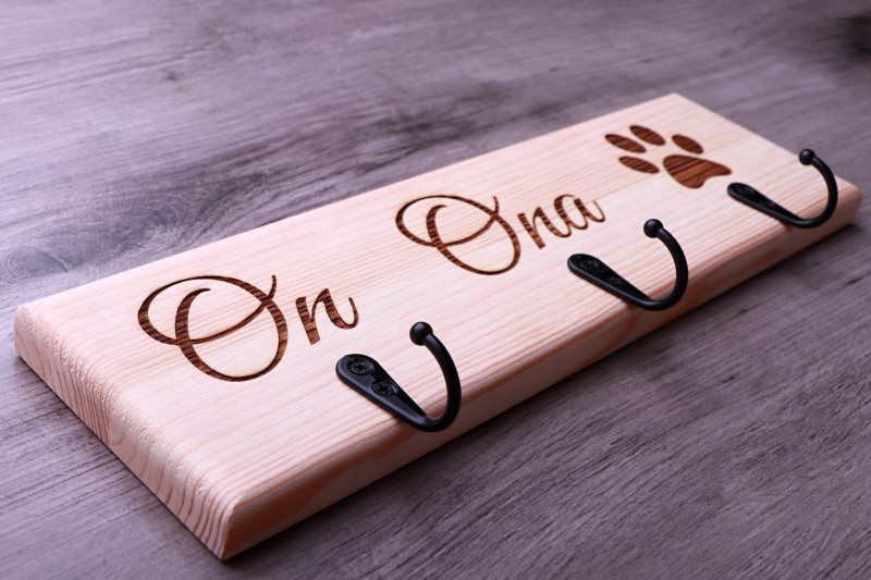 Věšák na obojky a vodítka - on, ona, tlapka