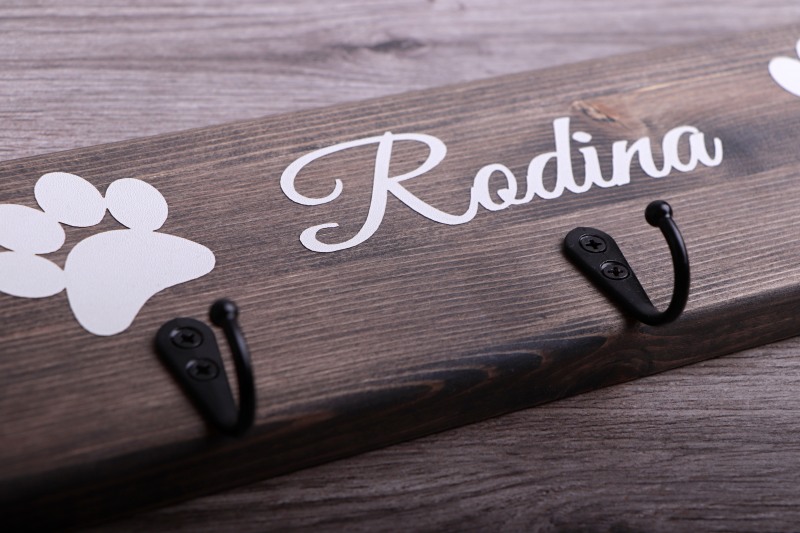 Věšák na obojky a vodítka - rodina