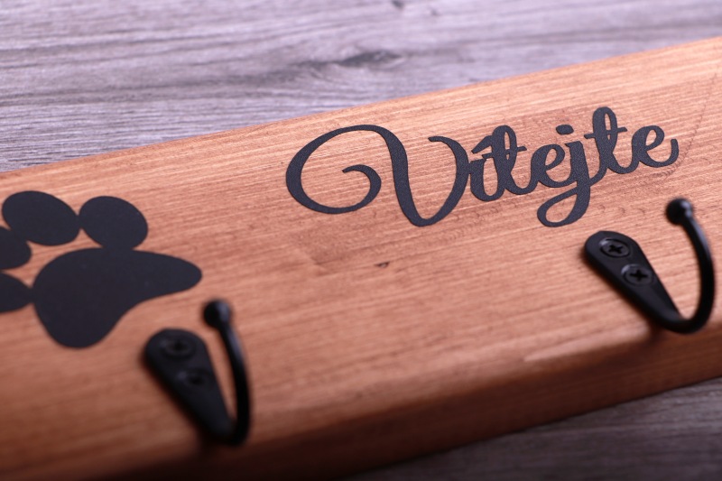 Věšák na obojky a vodítka - vítejte