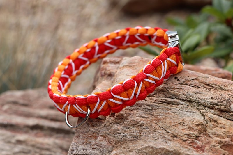 Oranžovo-červený pevný obojek se srdíčky - šíře 1,8 cm