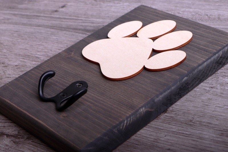 Věšák na obojky a vodítka - psí tlapka