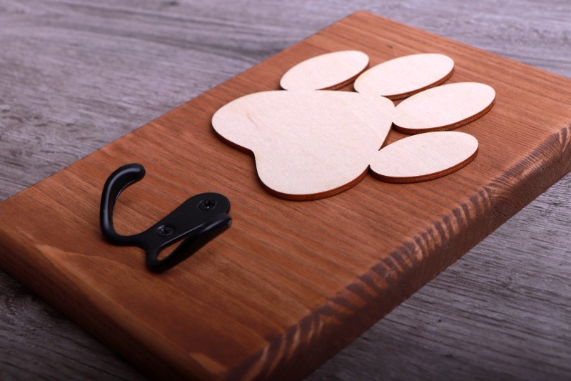 Věšák na obojky a vodítka - psí tlapka